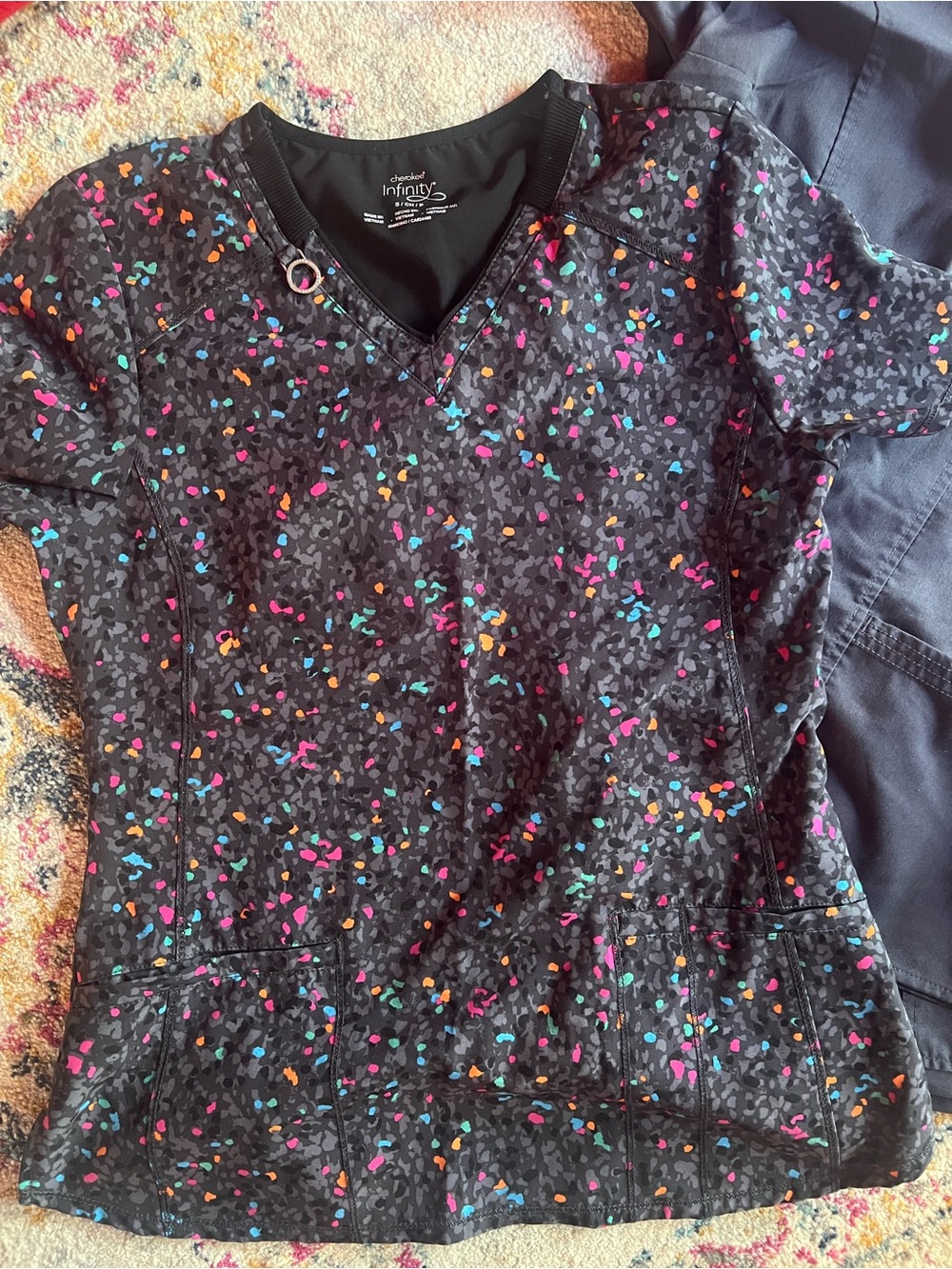 🩺3 Piece Scrub Set Charcoal Gray Top/Pants w/ Multicolor Confetti Print Top🩺 - Picture 3 of 16